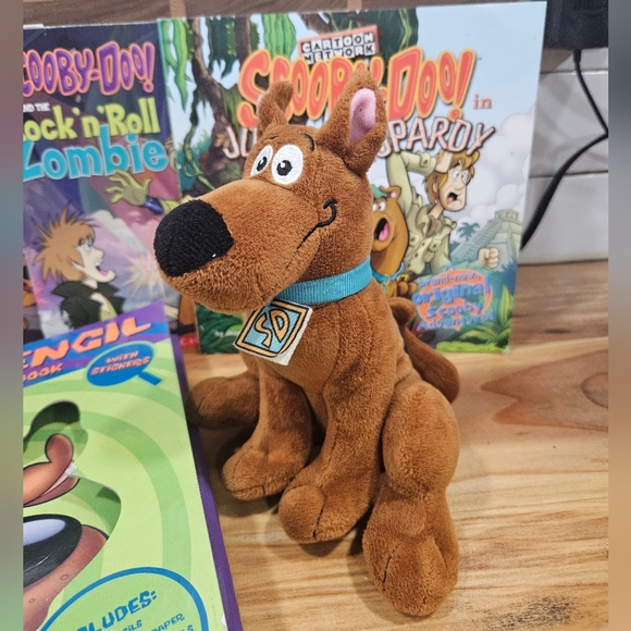 Scooby Doo Paperback Storybooks, Stencil Set & Plush Bundle - Picture 2 of 11